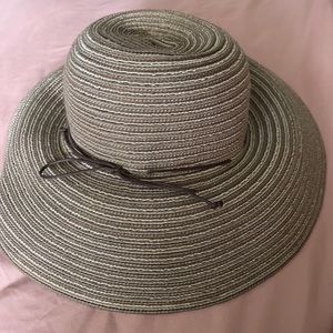 Tan sun hat with bow